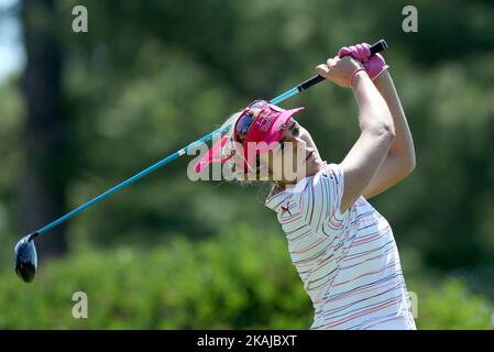 Lexi Thompson von Coral Springs, Florida trifft vom zehnten Abschlag während der zweiten Runde des Meijer LPGA Classic Golfturniers im Blythefield Country Club in Belmont, MI, USA, Freitag, 17. Juni 2016. Stockfoto