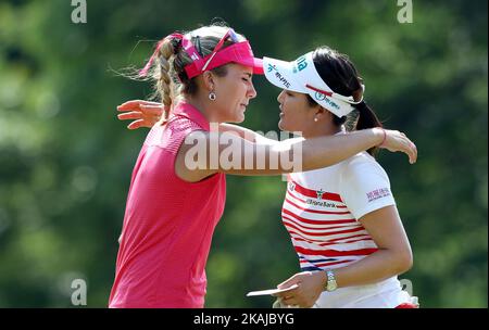 So begrüßt Yeon Ryu aus Südkorea Lexi Thompson aus Coral Springs, FL, nachdem er das 18.-Loch während der dritten Runde des Meijer LPGA Classic Golfturniers im Blythefield Country Club in Belmont, MI, USA, am Samstag, den 18. Juni 2016 beendet hat. Stockfoto