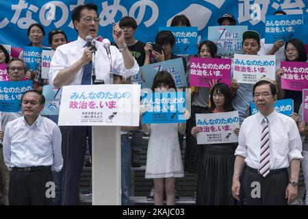 Katsuya Okada, Vorsitzende der Demokratischen Partei der größten Opposition, spricht während der Präsentation der Koalition vor dem japanischen Volk am 19. Juni 2016 in Tokio, Japan. Die drei Parteien haben sich in einer Koalition zusammengeschlossen, um Shinzo Abe bei den Wahlen zum Abgeordnetenhaus am 10. Juli 2016 zu schlagen. Die Koalition konzentriert den Wahlkampf darauf, der Regierung Abe nicht zu erlauben, die pazifistische Verfassung zu ändern. (Foto von Alessandro Di Ciommo/NurPhoto) *** Bitte benutzen Sie die Gutschrift aus dem Kreditfeld *** Stockfoto