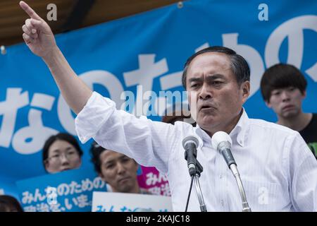 Tadatomo Yoshida, Mitglied des Abgeordnetenhauses der Sozialdemokratischen Partei, spricht während der Präsentation der Koalition vor dem japanischen Volk am 19. Juni 2016 in Tokio, Japan. Die drei Parteien haben sich in einer Koalition zusammengeschlossen, um Shinzo Abe bei den Wahlen zum Abgeordnetenhaus am 10. Juli 2016 zu schlagen. Die Koalition konzentriert den Wahlkampf darauf, der Regierung Abe nicht zu erlauben, die pazifistische Verfassung zu ändern. (Foto von Alessandro Di Ciommo/NurPhoto) *** Bitte benutzen Sie die Gutschrift aus dem Kreditfeld *** Stockfoto