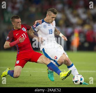 Jamie Vardy aus England und Juraj Kucka aus der Slowakei kämpfen während des UEFA Euro 2016 Gruppe B-Spiels zwischen der Slowakei und England im Stade Geoffroy Guichard in Saint-Etienne, Frankreich, 20. Juni 2016 um den Ball (Foto von Andrew Surma/NurPhoto) *** Bitte benutzen Sie die Gutschrift aus dem Credit Field *** Stockfoto