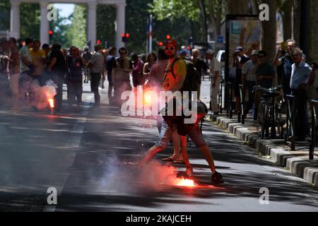 Demonstranten schreiben rauchende Slogans während eines Protestes gegen das El-Khomri-Gesetz über Arbeitsreformen, die Verwendung von Artikel 49,3, der das Parlament umgeht, und das gescheiterte Verbot der Demonstration in Paris. Toulouse. Frankreich. 23.. Juni 2016. (Foto von Alain Pitton/NurPhoto) *** Bitte nutzen Sie die Gutschrift aus dem Kreditfeld *** Stockfoto