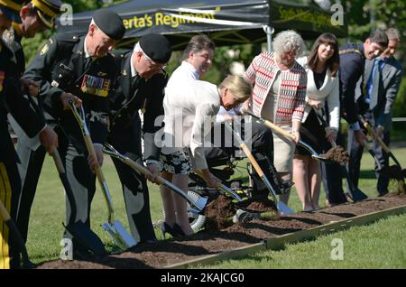 Sophie, die Gräfin von Wessex (Mitte) während der Eröffnung des Light Horse Park in Old Strathcoma, als sie in Edmonton vor ihrem Besuch im feuerbeschädigten Fort McMurray anhält. Am Mittwoch, den 24. Juni 2016, in Edmonton, Kanada. Foto von Artur Widak *** Bitte nutzen Sie die Gutschrift aus dem Kreditfeld *** Stockfoto