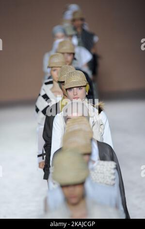 A Models tragen Kleidung von Miriam Ponsa während des zweiten Tages der Barcelona Fashion Week 080 am 28. Juni 2016 in Barcelona, Spanien. (Foto von Joan Cros/NurPhoto) *** Bitte nutzen Sie die Gutschrift aus dem Kreditfeld *** Stockfoto