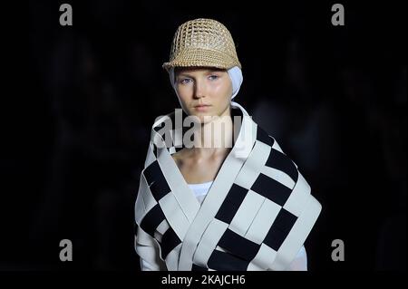 Ein Model in Kleidung von Miriam Ponsa am zweiten Tag der Barcelona Fashion Week 080 am 28. Juni 2016 in Barcelona, Spanien. (Foto von Joan Cros/NurPhoto) *** Bitte nutzen Sie die Gutschrift aus dem Kreditfeld *** Stockfoto