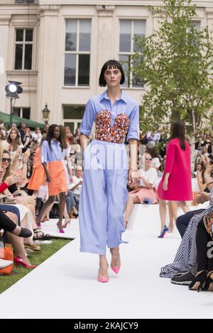 Modelle laufen auf der Marina Hoermanseder Show während der Mercedes-Benz Fashion Week Berlin Frühjahr/Sommer 2017 am 30. Juni 2016 im Kronprinzenpalais in Berlin auf der Piste. (Foto von Emmanuele Contini/NurPhoto) *** Bitte benutzen Sie die Gutschrift aus dem Kreditfeld *** Stockfoto