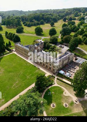 Eine vertikale Luftaufnahme des Ashton Court Estate und des Arts Mansion in Bristol, Großbritannien, umgeben von üppigem Grün an einem sonnigen Tag Stockfoto