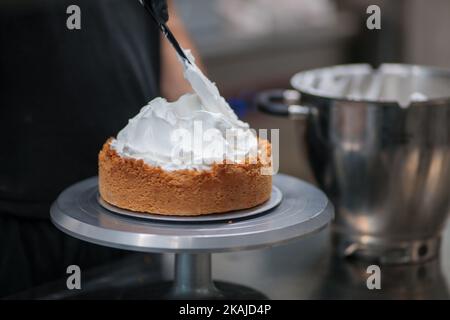 Catering-Koch bereitet wichtige Limettenkuchen in der Profi-Küche zu Stockfoto