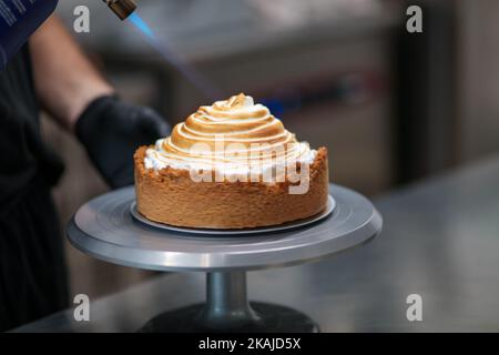 Mürbeteig mit Zitronenquark und Limettensauge Stockfoto