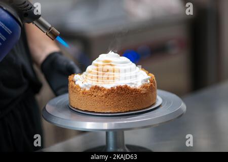 Mürbeteig mit Zitronenquark und Limettensauge Stockfoto