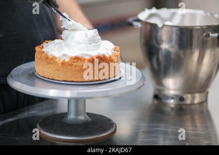 Catering-Koch bereitet wichtige Limettenkuchen in der Profi-Küche zu Stockfoto