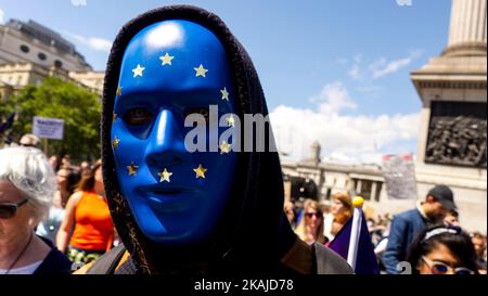 Tausende von Demonstranten nehmen am 2. Juli 2016 an einem Marsch für Europa durch das Zentrum von London Teil, um gegen die britische Entscheidung für den Austritt aus der EU zu protestieren, die die Regierung in politische Unruhen gestürzt und das Land tief polonisiert hat. Demonstranten verschiedener Bewegungen marschieren von der Park Lane zum Parliament Square, um Solidarität mit jenen zu zeigen, die ein positiveres, inklusiveres und freundlicheres Großbritannien in Europa schaffen wollen. Stockfoto