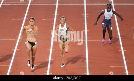 Dafne Schippers gewinnt das Finale 100m von Ivet Lalova-Collio aus Bulgarien 2. und der britische Athlet Desiree Henry fällt bei den Europameisterschaften 23., die am Freitag, den 8.. Juli 2016 in Amsterdam ausgetragen wurden, in den Hintergrund. (Foto von Andy Astfalck/NurPhoto) *** Bitte nutzen Sie die Gutschrift aus dem Kreditfeld *** Stockfoto