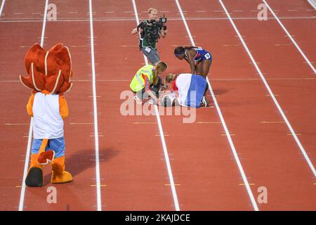 Dafne Schippers aus den Niederlanden überprüft den gefallenen britischen Athleten Desiree Henry bei den Europameisterschaften 23., die am Freitag, den 8.. Juli 2016 in Amsterdam abgehalten wurden (Foto von Andy Astfalck/NurPhoto) *** Bitte nutzen Sie die Gutschrift aus dem Kreditfeld *** Stockfoto