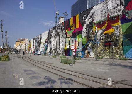 Der Künstler Eduardo Kobra malt am 13. Juli 2016 das größte Graffiti-Wandgemälde der Welt auf dem Olympic Boulevard im Hafengebiet von Rio de Janeiro. Die Stadt wird im nächsten Monat die Olympischen Spiele Rio 2016 erhalten. Das Wandbild wird noch fertiggestellt und wird, wenn es fertig gestellt ist, eine Fläche von 3000 Quadratmetern haben. Die Arbeit mit dem Titel "Ethnicities" (Etnias) stellt Eingeborene aus 5 Kontinenten vor, die an den Olympischen Spielen teilnehmen (Foto: Luiz Souza/NurPhoto) *** Bitte benutzen Sie die Gutschrift aus dem Kreditfeld *** Stockfoto