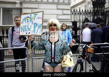 An dem Tag, an dem die neue Vorsitzende der Konservativen Partei, Theresa May, Premierministerin des Vereinigten Königreichs wurde, verkleideten sich Demonstranten humorvoll mit Gesichtsmasken und sangen amüsante politische Lieder, die den Premierminister vor der Downing Street am 13.. Juli 2016 in London, England, verspotteten. Die Anführerin des Protestes, die sich als Scherz verkleidet hat, Theresa May mit blonder Perücke, schminke sich grob an, durchsehe Plastikkleid und trage Perlen, begeisterte die Passanten. (Foto von Jay Shaw Baker/NurPhoto) *** Bitte nutzen Sie die Gutschrift aus dem Kreditfeld *** Stockfoto
