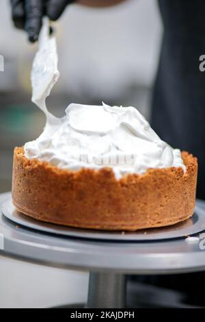 Catering-Koch bereitet wichtige Limettenkuchen in der Profi-Küche zu Stockfoto