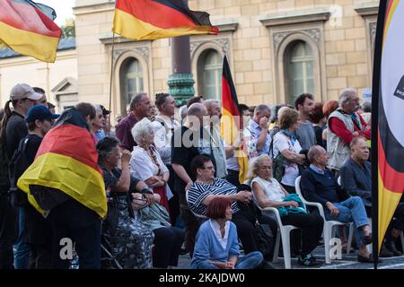 Nach einer längeren Pause demonstrieren die Anhänger der rechtspopulistischen Gruppe Pegida (Patriotische Europäer gegen die Islamisierung des Westens) am 18. Juli 2016 erneut durch München. Etwa 150 Menschen nahmen an der Demonstration Teil, während über 400 Menschen gegen PEGIDA demonstrierten. Gegendemonstranten versuchten, die Demo mit zivilen Unruhen zu blockieren. (Foto von David Speier/NurPhoto) *** Bitte nutzen Sie die Gutschrift aus dem Kreditfeld *** Stockfoto