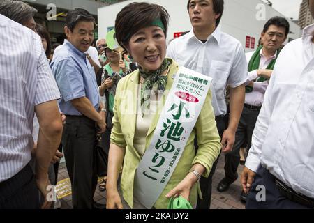 Yuriko Koike, eine Abgeordnete der Liberaldemokratischen Partei und ehemalige Verteidigungsministerin begrüßt die Menschen, bevor sie am Mittwoch, den 20. Juli 2016, vor dem Bahnhof Gotanda in Tokio, Japan, ihre Rede zu den Gouverneurswahlen in Tokio vom 31. Juli hält. Einer der Slogan von Yuriko für Tokio lautet: „Frauen, Männer, Kinder, Senioren und Menschen mit Behinderungen können in der Stadt Tokio ein lebhaftes Leben führen und aktiv sein“. Stockfoto