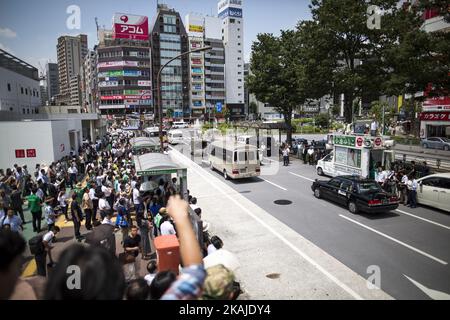 Yuriko Koike, Abgeordnete der Liberaldemokratischen Partei und ehemalige Verteidigungsministerin, hält am Mittwoch, den 20. Juli 2016, ihre Rede zur Gouverneurswahl in Tokio am 31. Juli vor dem Bahnhof Gotanda in Tokio, Japan. Stockfoto