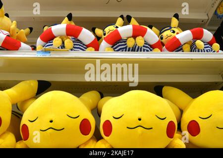 Ein Geschäft, das Pokemon-Waren in Tokio, Japan, verkauft, 22. Juli 2016. Die japanische Version der Spiel-App „Pokemon Go“ wurde am 22. Juli 2016 veröffentlicht. (Foto von Hitoshi Yamada/NurPhoto) *** Bitte nutzen Sie die Gutschrift aus dem Kreditfeld *** Stockfoto