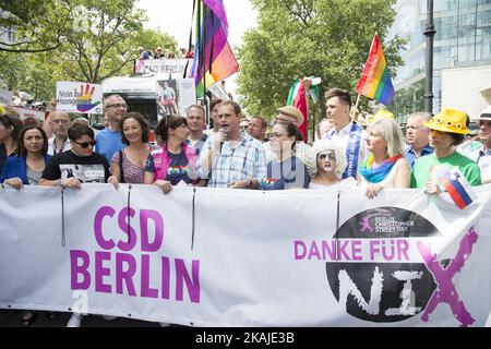 Berlins Bürgermeister Michael Müller (C) hält die Eröffnungsrede beim Christopher Street Day (CSD)-Umzug am 23. Juli 2016 in Berlin. Das Motto der jährlichen Parade, eine der größten in Europa, lautet „Danke für nix“, da die Organisatoren eine anhaltende Diskriminierung der deutschen Gesetzgebung in Sachen Ehe und Familie für Lesben, Schwule, Bisexuelle und Transgender anprangern. (Foto von Emmanuele Contini/NurPhoto) *** Bitte benutzen Sie die Gutschrift aus dem Kreditfeld *** Stockfoto