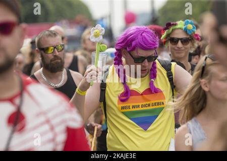 Nachtschwärmer nehmen am 23. Juli 2016 an der Parade zum Christopher Street Day (CSD) in Berlin Teil. Das Motto der jährlichen Parade, eine der größten in Europa, lautet „Danke für nix“, da die Organisatoren eine anhaltende Diskriminierung der deutschen Gesetzgebung in Sachen Ehe und Familie für Lesben, Schwule, Bisexuelle und Transgender anprangern. (Foto von Emmanuele Contini/NurPhoto) *** Bitte benutzen Sie die Gutschrift aus dem Kreditfeld *** Stockfoto