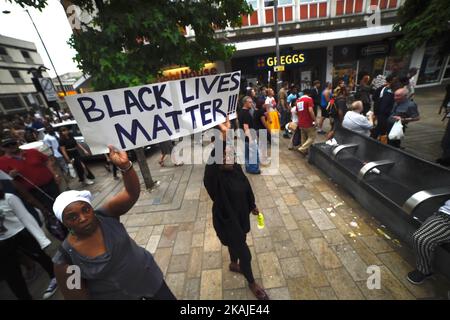 Hunderte protestierten am 22. Juli 2016 bei einem friedensmarsch von Black Lives Matters in Sheffield, Großbritannien, um ihre Solidarität mit den Opfern der Polizeigewalt in den USA zu zeigen. Demonstranten versammelten sich im Stadtzentrum und hielten eine friedliche Kundgebung zu Gerechtigkeit und Rassismus ab. (Foto von Gail Orenstein/NurPhoto) *** Bitte nutzen Sie die Gutschrift aus dem Kreditfeld *** Stockfoto