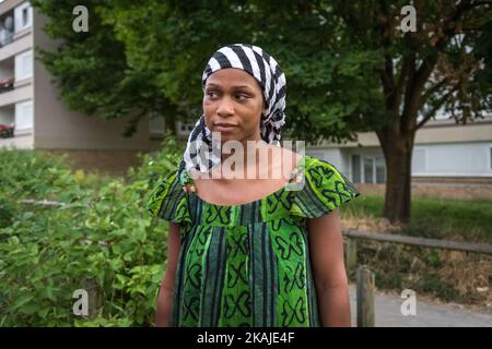Assa, die Schwester von Adama Traoré, spricht am 22. Juli 2016 im RMC Radio in Paris, Frankreich. In den nördlichen Vororten von Paris brach eine zweite Nacht in Folge Gewalt aus, 15 Autos wurden von den Bewohnern wütend über den Tod eines jungen Mannes in Polizeigewahrsam in Brand gesetzt, sagten Beamte am 21. Juli. Die Autopsie, die durchgeführt wurde, um Licht auf den Tod von Adama Traore zu werfen, während seiner Verhaftung durch die Polizei und von seinem Gefolge als „Fehler“ bezeichnet, scheint die Verantwortung der Polizei zu verwerfen. Der Mann von 24 Jahren litt an einer „sehr schweren Infektion“, „an der mehrere Organe beteiligt waren“, sagte am 21. Juli gegenüber VHF Stockfoto