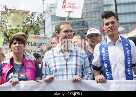 Berlins Bürgermeister Michael Müller (C) nimmt am 23. Juli 2016 an der Christopher Street Day (CSD)-Parade in Berlin Teil. Das Motto der jährlichen Parade, eine der größten in Europa, lautet „Danke für nix“, da die Organisatoren eine anhaltende Diskriminierung der deutschen Gesetzgebung in Sachen Ehe und Familie für Lesben, Schwule, Bisexuelle und Transgender anprangern. (Foto von Emmanuele Contini/NurPhoto) *** Bitte benutzen Sie die Gutschrift aus dem Kreditfeld *** Stockfoto