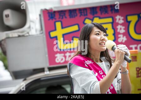 Der Kandidat Hiroko Nanami von der Happiness Realisation Party hält am Freitag, den 22. Juli 2016, eine Wahlkampfrede während einer Wahlkampfkundgebung der Gouverneurswahlen 2016 in Tokio auf der Shinjuku-Station in Tokio, Japan. Die Einwohner von Tokio werden am 31. Juli für einen neuen Gouverneur von Tokio stimmen, der sich mit Fragen im Zusammenhang mit der Ausrichtung der Olympischen Sommerspiele und Paralympics 2020 in Tokio befassen wird. (Foto: Richard Atrero de Guzman/NUR Photo) (Foto: Richard Atrero de Guzman/NurPhoto) *** Bitte benutzen Sie die Gutschrift aus dem Kreditfeld *** Stockfoto