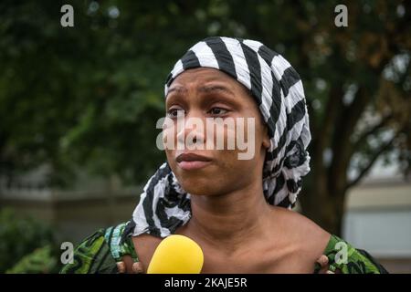 Assa, die Schwester von Adama Traoré, spricht am 22. Juli 2016 im RMC Radio in Paris, Frankreich. In den nördlichen Vororten von Paris brach eine zweite Nacht in Folge Gewalt aus, 15 Autos wurden von den Bewohnern wütend über den Tod eines jungen Mannes in Polizeigewahrsam in Brand gesetzt, sagten Beamte am 21. Juli. Die Autopsie, die durchgeführt wurde, um Licht auf den Tod von Adama Traore zu werfen, während seiner Verhaftung durch die Polizei und von seinem Gefolge als „Fehler“ bezeichnet, scheint die Verantwortung der Polizei zu verwerfen. Der Mann von 24 Jahren litt an einer „sehr schweren Infektion“, „an der mehrere Organe beteiligt waren“, sagte am 21. Juli gegenüber VHF Stockfoto