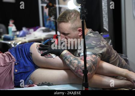 Danzig, Polen 23., Juli 2016 Danzig Tattoo Convention in der AmberExpo Halle. Hunderte von Teilnehmern besuchen die Convention, um ein Tattoo der berühmtesten Künstler der Tattoo-Kunst zu erhalten (Foto: Michal Fludra/NurPhoto) *** Bitte benutzen Sie das Credit Field *** Stockfoto