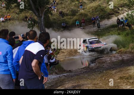 Carlos Sainz (ESP) - Lucas Cruz (ESP) / Peugeot 208 DKR16 / Team Peugeot Total während der Baja Aragon-Weltmeisterschaft wurde am 22-24. Juli 2016 in Teruel, Aragón, Sain, das Cross-Road-Event der World Rally gefeiert. (Foto von Jose Manuel Alvarez Rey/NurPhoto) *** Bitte nutzen Sie die Gutschrift aus dem Kreditfeld *** Stockfoto