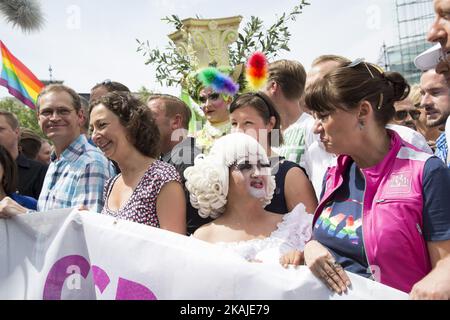 Berlins Bürgermeister Michael Müller (L) nimmt am 23. Juli 2016 an der Christopher Street Day (CSD)-Parade in Berlin Teil. Das Motto der jährlichen Parade, eine der größten in Europa, lautet „Danke für nix“, da die Organisatoren eine anhaltende Diskriminierung der deutschen Gesetzgebung in Sachen Ehe und Familie für Lesben, Schwule, Bisexuelle und Transgender anprangern. (Foto von Emmanuele Contini/NurPhoto) *** Bitte benutzen Sie die Gutschrift aus dem Kreditfeld *** Stockfoto