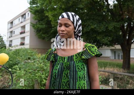 Assa, die Schwester von Adama Traoré, spricht am 22. Juli 2016 im RMC Radio in Paris, Frankreich. In den nördlichen Vororten von Paris brach eine zweite Nacht in Folge Gewalt aus, 15 Autos wurden von den Bewohnern wütend über den Tod eines jungen Mannes in Polizeigewahrsam in Brand gesetzt, sagten Beamte am 21. Juli. Die Autopsie, die durchgeführt wurde, um Licht auf den Tod von Adama Traore zu werfen, während seiner Verhaftung durch die Polizei und von seinem Gefolge als „Fehler“ bezeichnet, scheint die Verantwortung der Polizei zu verwerfen. Der Mann von 24 Jahren litt an einer „sehr schweren Infektion“, „an der mehrere Organe beteiligt waren“, sagte am 21. Juli gegenüber VHF Stockfoto