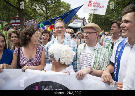 Berlins Bürgermeister Michael Müller (C) nimmt am 23. Juli 2016 an der Christopher Street Day (CSD)-Parade in Berlin Teil. Das Motto der jährlichen Parade, eine der größten in Europa, lautet „Danke für nix“, da die Organisatoren eine anhaltende Diskriminierung der deutschen Gesetzgebung in Sachen Ehe und Familie für Lesben, Schwule, Bisexuelle und Transgender anprangern. (Foto von Emmanuele Contini/NurPhoto) *** Bitte benutzen Sie die Gutschrift aus dem Kreditfeld *** Stockfoto