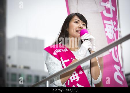 Der Kandidat Hiroko Nanami von der Happiness Realisation Party hält am Freitag, den 22. Juli 2016, eine Wahlkampfrede während einer Wahlkampfkundgebung der Gouverneurswahlen 2016 in Tokio auf der Shinjuku-Station in Tokio, Japan. Die Einwohner von Tokio werden am 31. Juli für einen neuen Gouverneur von Tokio stimmen, der sich mit Fragen im Zusammenhang mit der Ausrichtung der Olympischen Sommerspiele und Paralympics 2020 in Tokio befassen wird. (Foto: Richard Atrero de Guzman/NUR Photo) (Foto: Richard Atrero de Guzman/NurPhoto) *** Bitte benutzen Sie die Gutschrift aus dem Kreditfeld *** Stockfoto