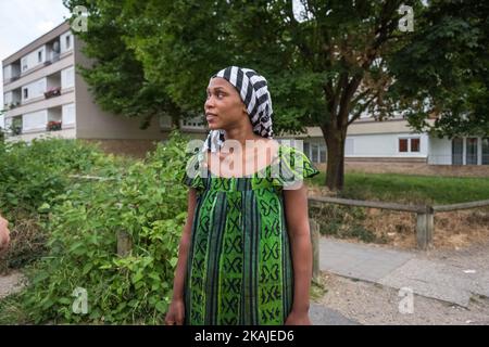 Assa, die Schwester von Adama Traoré, spricht am 22. Juli 2016 im RMC Radio in Paris, Frankreich. In den nördlichen Vororten von Paris brach eine zweite Nacht in Folge Gewalt aus, 15 Autos wurden von den Bewohnern wütend über den Tod eines jungen Mannes in Polizeigewahrsam in Brand gesetzt, sagten Beamte am 21. Juli. Die Autopsie, die durchgeführt wurde, um Licht auf den Tod von Adama Traore zu werfen, während seiner Verhaftung durch die Polizei und von seinem Gefolge als „Fehler“ bezeichnet, scheint die Verantwortung der Polizei zu verwerfen. Der Mann von 24 Jahren litt an einer „sehr schweren Infektion“, „an der mehrere Organe beteiligt waren“, sagte am 21. Juli gegenüber VHF Stockfoto