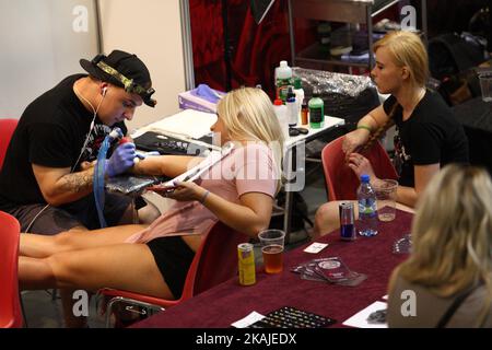 Danzig, Polen 23., Juli 2016 Danzig Tattoo Convention in der AmberExpo Halle. Hunderte von Teilnehmern besuchen die Convention, um ein Tattoo der berühmtesten Künstler der Tattoo-Kunst zu erhalten (Foto: Michal Fludra/NurPhoto) *** Bitte benutzen Sie das Credit Field *** Stockfoto