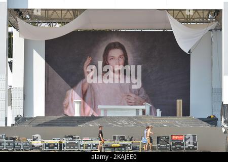 Blick auf den Hauptaltar, wo Hunderttausende und junge Pilger aus aller Welt an einer feierlichen Messe mit Papst Franziskus teilnehmen werden. Am Samstag, den 23. Juli 2016, in Krakau, Polen. Foto von Artur Widak Foto von Artur Widak *** Bitte nutzen Sie die Gutschrift aus dem Kreditfeld *** Stockfoto