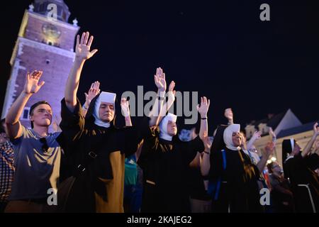 Eine Gruppe von Nonnen während eines Konzerts auf dem Krakauer Hauptplatz. Pilger aus aller Welt nehmen am Vorabend des Weltjugendtages 2016 an Konzerten und Veranstaltungen im Rahmen des Mercy Festivals im Zentrum von Krakau Teil. Der Weltjugendtag ist auch die Gelegenheit für alle Ordensschwestern, Brüder und Priester aus aller Welt, sich mit dem Papst Franziskus zu treffen. Am Sonntag, den 24. Juli 2016, in Krakau, Polen. Foto von Artur Widak *** Bitte nutzen Sie die Gutschrift aus dem Kreditfeld *** Stockfoto