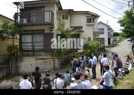 Medienmensch vor dem Haus von Satoshi Uematsu in Sagamihara, außerhalb von Tokio, Japan, Mittwoch, 27. Juli, 2016. Bei einem Messerangriff auf ein Pflegezentrum für Menschen mit psychischen Behinderungen in Sagamihara, Japan, sind mindestens 19 Menschen gestorben. (Foto von Hitoshi Yamada/NurPhoto) *** Bitte nutzen Sie die Gutschrift aus dem Kreditfeld *** Stockfoto