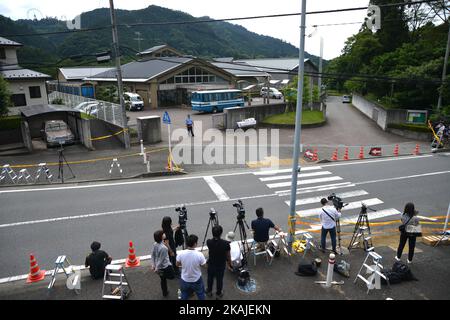 Die Medien warten vor dem Haupttor von Tsukui Yamayuri-en, Gebäude des Tatortes. Die Polizei verhaftete den 26-jährigen Satoshi Uematsu, nachdem sie am Dienstagmorgen, dem 27. Juli 2016, in Tokio, Japan, 19 Menschen im Gebäude für Behinderte in Kanagawa getötet hatte. (Foto von Hitoshi Yamada/NurPhoto) *** Bitte nutzen Sie die Gutschrift aus dem Kreditfeld *** Stockfoto