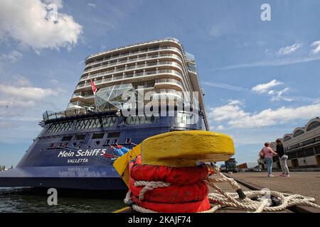 Gesamtansicht des Schiffes Mein Schiff 5. Das Luxuskreuzfahrtschiff Mein Schiff 5 besucht während der Reise um die Ostsee den Hafen von Gdynia. Mein Schiff 5, 2016 gebaut, ist ein deutsches Schiff unter der Flagge Maltas der TUI Cruises Company. Er ist 295 m lang, 35 m breit und über 50 m hoch. Schiff kann über 2700 Passanten an Bord nehmen und hat über 1050 Besatzungsmitglieder. Es gibt Theater, zwei Swimmingpools, Sportarena, Restaurants, Geschäfte, Friseur, Spa und Fitnessraum an Bord. Preise für eine Woche ab 2000 Euro (all inclusive). Nach dem Aufenthalt in Gdynia fährt das Schiff nach Klaipeda, Litauen. (Foto b Stockfoto