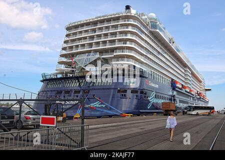 Gesamtansicht des Schiffes Mein Schiff 5. Das Luxuskreuzfahrtschiff Mein Schiff 5 besucht während der Reise um die Ostsee den Hafen von Gdynia. Mein Schiff 5, 2016 gebaut, ist ein deutsches Schiff unter der Flagge Maltas der TUI Cruises Company. Er ist 295 m lang, 35 m breit und über 50 m hoch. Schiff kann über 2700 Passanten an Bord nehmen und hat über 1050 Besatzungsmitglieder. Es gibt Theater, zwei Swimmingpools, Sportarena, Restaurants, Geschäfte, Friseur, Spa und Fitnessraum an Bord. Preise für eine Woche ab 2000 Euro (all inclusive). Nach dem Aufenthalt in Gdynia fährt das Schiff nach Klaipeda, Litauen. (Foto b Stockfoto