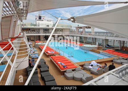 An Bord Blick auf das Schiff Mein Schiff 5. Das Luxuskreuzfahrtschiff Mein Schiff 5 besucht während der Reise um die Ostsee den Hafen von Gdynia. Mein Schiff 5, 2016 gebaut, ist ein deutsches Schiff unter der Flagge Maltas der TUI Cruises Company. Er ist 295 m lang, 35 m breit und über 50 m hoch. Schiff kann über 2700 Passanten an Bord nehmen und hat über 1050 Besatzungsmitglieder. Es gibt Theater, zwei Swimmingpools, Sportarena, Restaurants, Geschäfte, Friseur, Spa und Fitnessraum an Bord. Preise für eine Woche ab 2000 Euro (all inclusive). Nach dem Aufenthalt in Gdynia fährt das Schiff nach Klaipeda, Litauen. (Foto Stockfoto