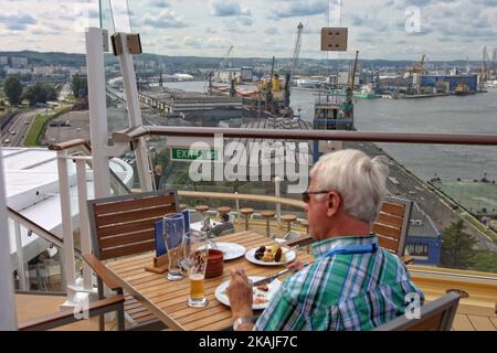 An Bord Blick auf das Schiff Mein Schiff 5. Das Luxuskreuzfahrtschiff Mein Schiff 5 besucht während der Reise um die Ostsee den Hafen von Gdynia. Mein Schiff 5, 2016 gebaut, ist ein deutsches Schiff unter der Flagge Maltas der TUI Cruises Company. Er ist 295 m lang, 35 m breit und über 50 m hoch. Schiff kann über 2700 Passanten an Bord nehmen und hat über 1050 Besatzungsmitglieder. Es gibt Theater, zwei Swimmingpools, Sportarena, Restaurants, Geschäfte, Friseur, Spa und Fitnessraum an Bord. Preise für eine Woche ab 2000 Euro (all inclusive). Nach dem Aufenthalt in Gdynia fährt das Schiff nach Klaipeda, Litauen. (Foto Stockfoto