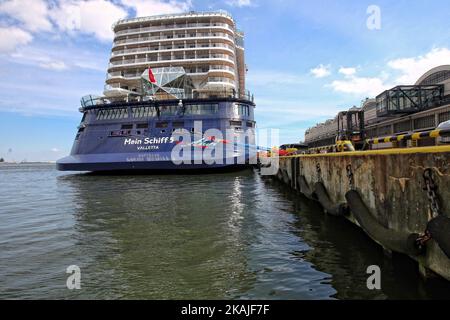 Gesamtansicht des Schiffes Mein Schiff 5. Das Luxuskreuzfahrtschiff Mein Schiff 5 besucht während der Reise um die Ostsee den Hafen von Gdynia. Mein Schiff 5, 2016 gebaut, ist ein deutsches Schiff unter der Flagge Maltas der TUI Cruises Company. Er ist 295 m lang, 35 m breit und über 50 m hoch. Schiff kann über 2700 Passanten an Bord nehmen und hat über 1050 Besatzungsmitglieder. Es gibt Theater, zwei Swimmingpools, Sportarena, Restaurants, Geschäfte, Friseur, Spa und Fitnessraum an Bord. Preise für eine Woche ab 2000 Euro (all inclusive). Nach dem Aufenthalt in Gdynia fährt das Schiff nach Klaipeda, Litauen. (Foto b Stockfoto