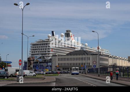 Gesamtansicht des Schiffes Mein Schiff 5. Das Luxuskreuzfahrtschiff Mein Schiff 5 besucht während der Reise um die Ostsee den Hafen von Gdynia. Mein Schiff 5, 2016 gebaut, ist ein deutsches Schiff unter der Flagge Maltas der TUI Cruises Company. Er ist 295 m lang, 35 m breit und über 50 m hoch. Schiff kann über 2700 Passanten an Bord nehmen und hat über 1050 Besatzungsmitglieder. Es gibt Theater, zwei Swimmingpools, Sportarena, Restaurants, Geschäfte, Friseur, Spa und Fitnessraum an Bord. Preise für eine Woche ab 2000 Euro (all inclusive). Nach dem Aufenthalt in Gdynia fährt das Schiff nach Klaipeda, Litauen. (Foto b Stockfoto